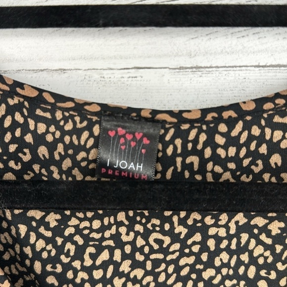 I Joah V-Neck Cheetah Print Blouse | SIZE S - Picture 5 of 6